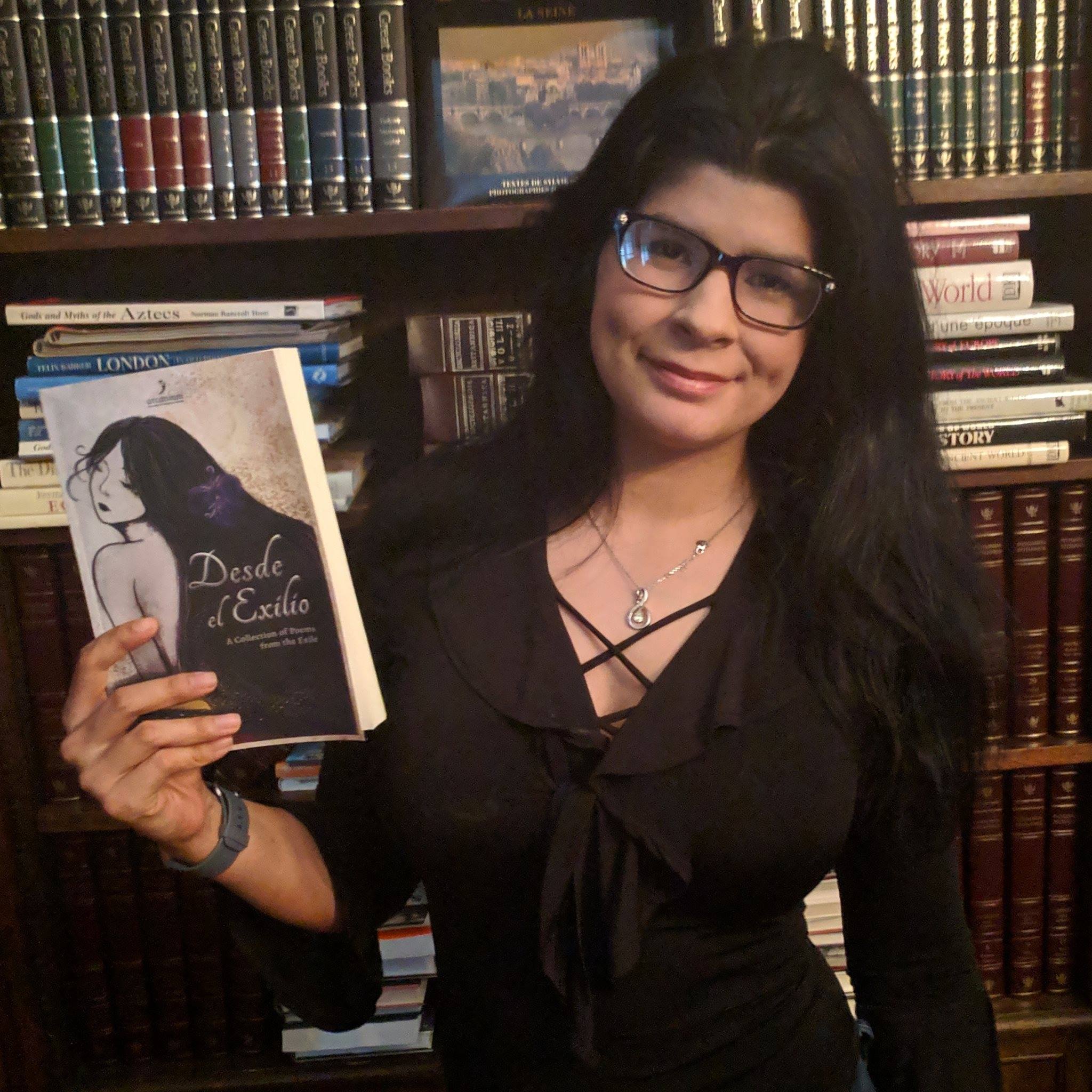 Author Marianna Guidez Forgiarini holding her book